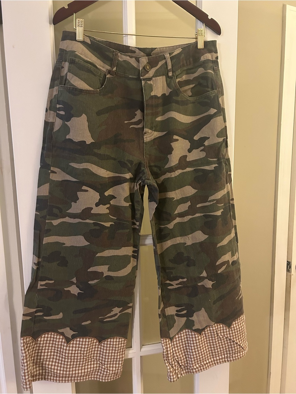 Women’s boutique Camo cropped flare pants. Sz. XL NWT